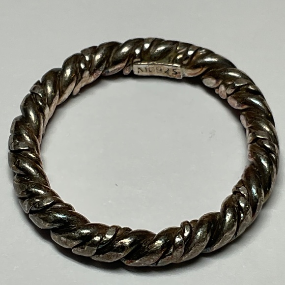 Sterling Silver Twist Ring. Size 6.5 - Picture 4 of 6